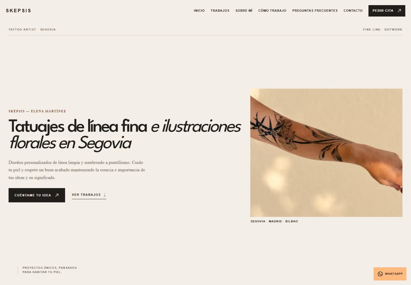 Página de inicio de Skepsis Ink con presentación y fotografía de un tatuaje floral